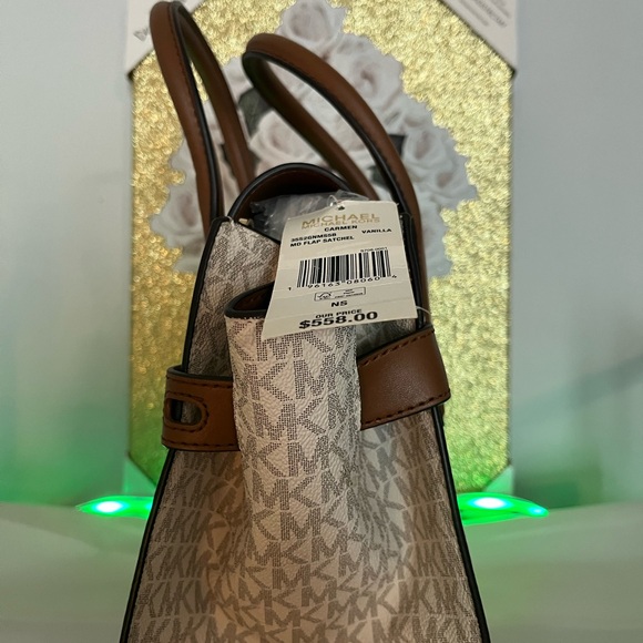Michael Kors NWT Carmen vanilla medium flap satchal Xbody retails $558 - Picture 5 of 12